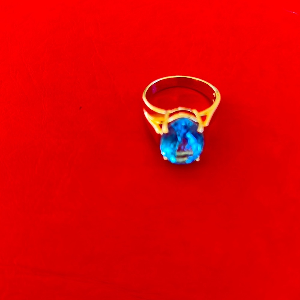 14 K yellow gold blue topaz ring